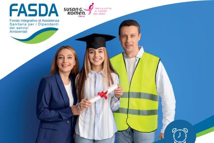 Mamma, papà e figlia con laurea in mano